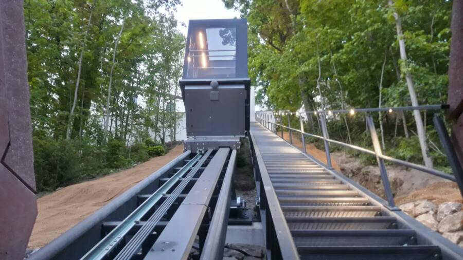 Freising 01 Bergfahrt 900x506 - Schrägaufzug Domberg, Freising, DE