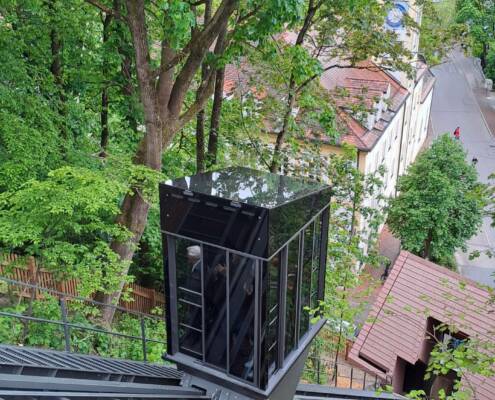 Freising 05 Talfahrt 495x400 - Inclined Elevator Dombergbahn Freising, DE