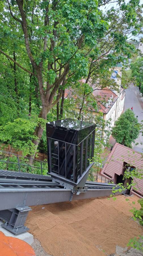 Freising 05 Talfahrt 504x900 - Schrägaufzug Domberg, Freising, DE